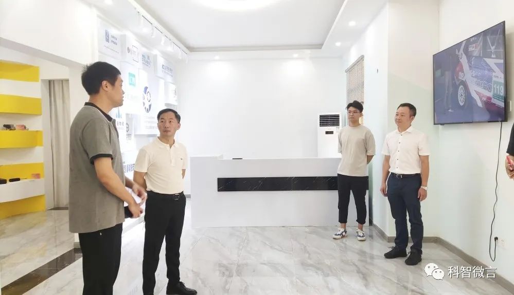 北碚區(qū)供銷聯社領導蒞臨八爪魚互聯網教育產業(yè)園考察指導